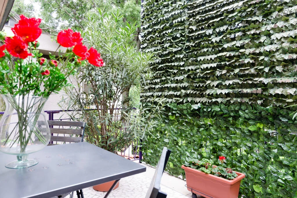 Il verde e i fiori della terrazza di Forte House